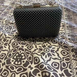 Iam selling hand bag for parties . Colour is black.